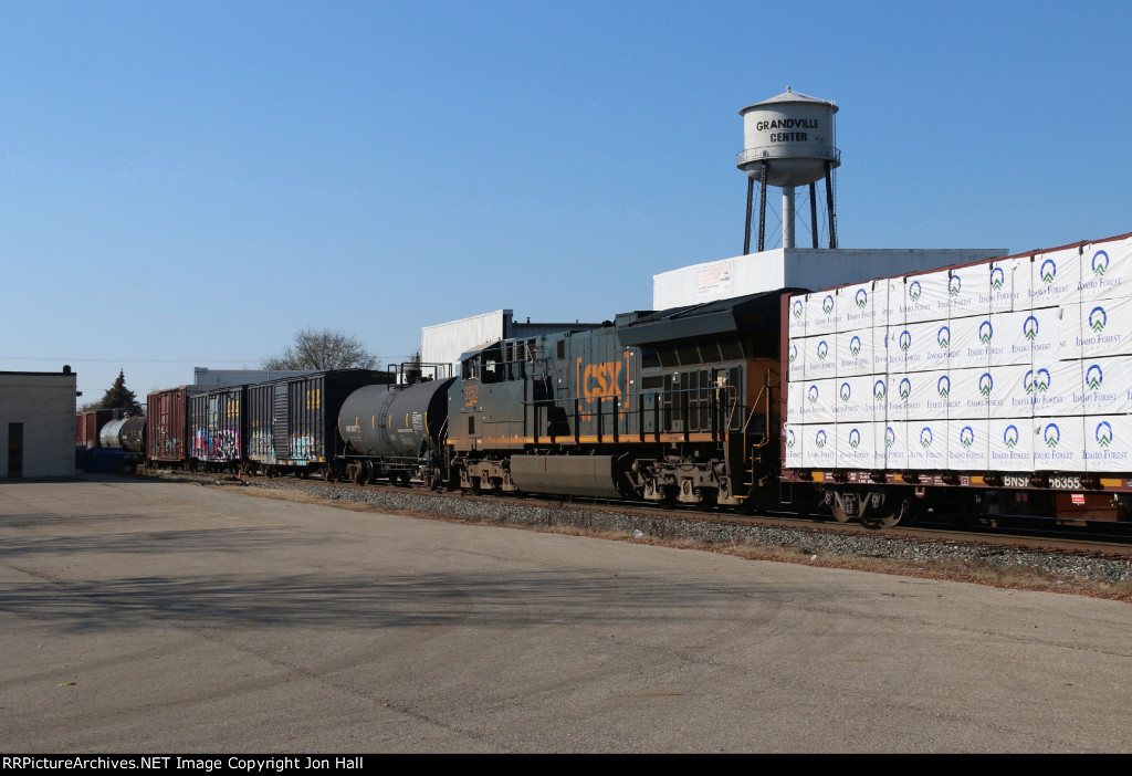 3252 rolls east as the midtrain DPU of Q326